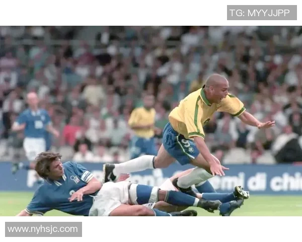 近代足球明星风采展现与经典瞬间回顾的视觉盛宴