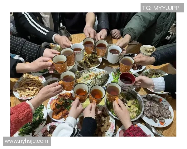 香港足球明星队欢聚一堂共享美食瞬间展现团结与友谊的温馨时刻